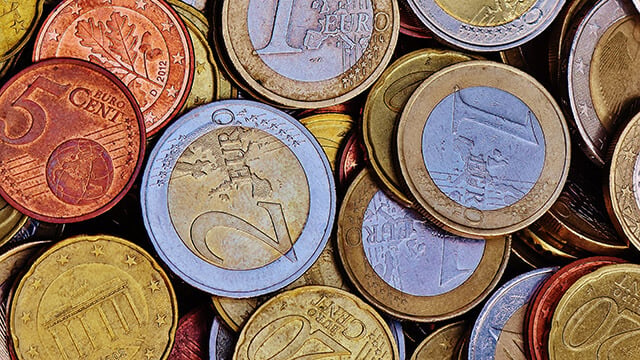 اليورو/الدولار عند أعلى مستوى في 2024 مع ضعف الدولار والتوترات التجارية