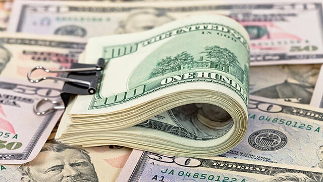 الدولار الأمريكي يختبر مقاومة رئيسية وسط حذر وتداول محدود