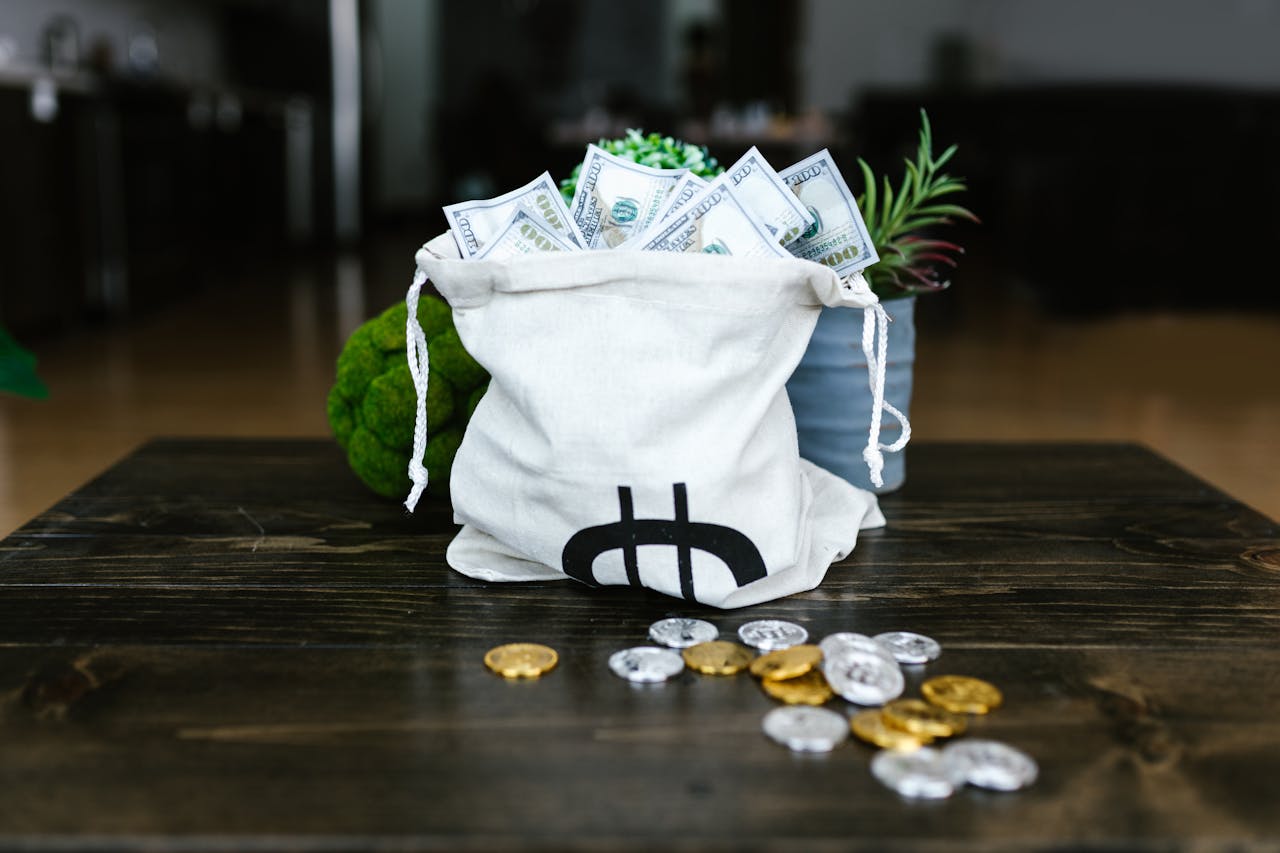 استثمارات الدولار مقابل الذهب: من الرابح في ظل تقلبات العملات؟
