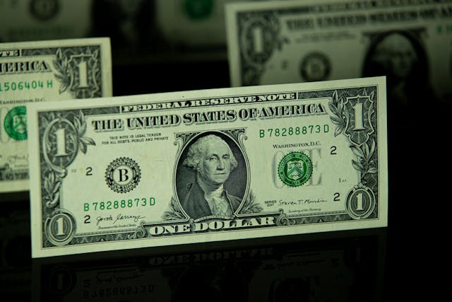 الدولار الأمريكي يرتفع: 4 مؤشرات تُبقي السوق في حالة ترقّب